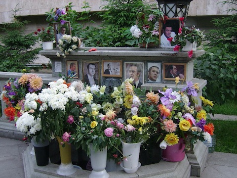 Мемориал Муслима Магомаева у посольства Азербайджана