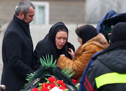 Ирина Дубцова на похоронах отца