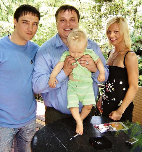 Андрей Разин и Юрий Шатунов с женой и ребенком