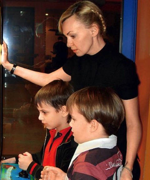Яна Рудковская с сыновьями
