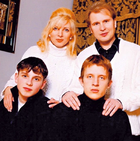 Александр Малинин и Эмма Малинина с сыновьями Никитой и Антоном