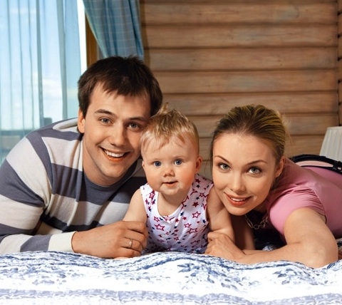 Иван Жидков и Татьяна Арнтгольц с дочкой