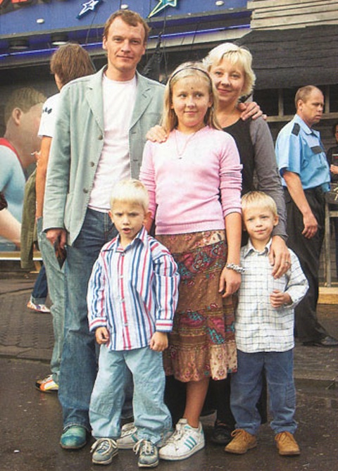 Алексей Серебряков с семьей