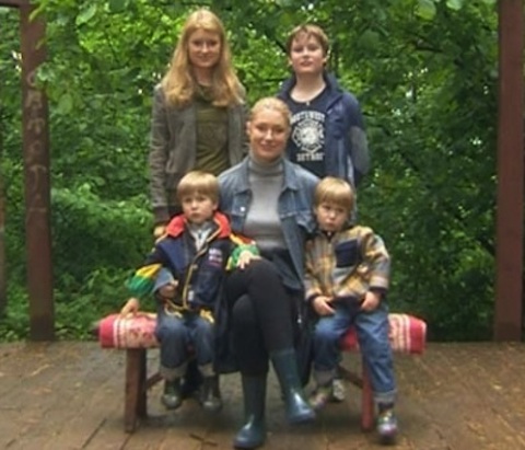 Мария Шукшина с детьми