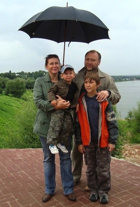 Юрий Степанов с женой и детьми